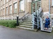 Elegante plateautraplift van euroliften buiten geplaatst.