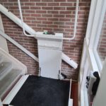 Plateautraplift type Euro-Public, op- en afrit aan voorzijde.