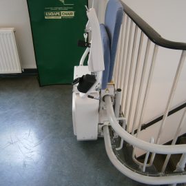 Traplift zitting opgeklapt.